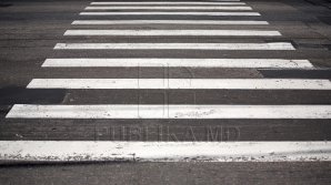 Un BĂRBAT BEAT a fost lovit de o maşină în timp ce traversa strada neregulamentar