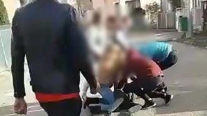 ȘOCANT! Elevă de clasa a IX-a, lovită cu pumnii și picioarele de patru colege mai mari (VIDEO)