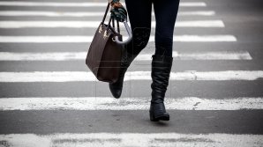 O tânără din Orhei, lovită de o maşină pe o trecerea de pietoni din Capitală. Şoferul a fugit de la locul accidentului (VIDEO)