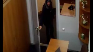 TÂNĂR CĂUTAT DE POLIŢIE. Cum a ascuns laptopul sub haine şi a fugit cu el (VIDEO)