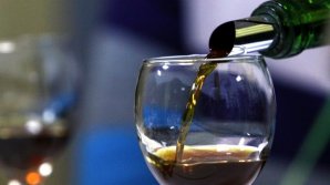 Sărbătoare la Paris. Au început zilele dedicate vinului nou. Ce aromă are noul Beaujolais