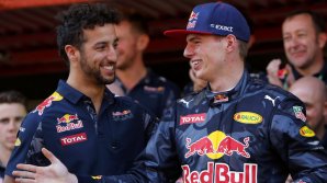 PILOŢII DIN FORMULA-1, Ricciardo şi Verstappen, au jucat o partidă de footvolley