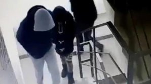 Furau cărucioare pentru copii, biciclete şi trotinete. Trei hoţi, prinşi de oamenii legii (VIDEO)