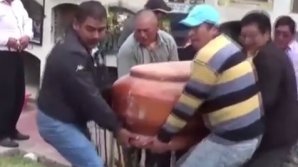 Și-a dezgropat fratele la 13 luni după ce a murit. Când oamenii au văzut ce se afla în sicriu, au început să se închine