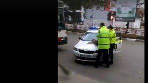 REȚINERE CA ÎN FILME LA BĂLȚI. Un hoț, prins de poliție după ce a spart geamul unui magazin de telefoane mobile (VIDEO)