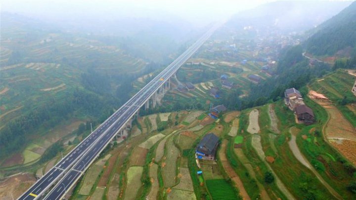 IMAGINI SPECTACULOASE. Țara care a construit în timp record o autostradă de 135 de kilometri