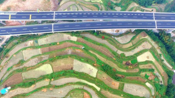 IMAGINI SPECTACULOASE. Țara care a construit în timp record o autostradă de 135 de kilometri