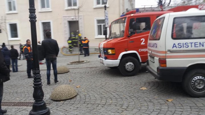 Incendiu în centrul Capitalei: O clădire a luat foc. Două autospeciale și o ambulanță au intervenit (FOTO)