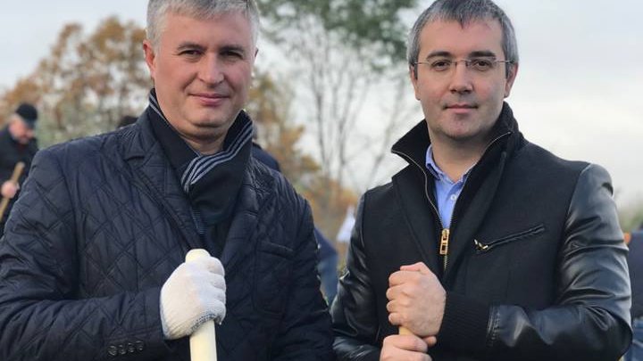 Parlamentarii au schimbat sacoul şi cravata pe haine sport. Deputaţii PDM au sădit copaci în parcul La Izvor (FOTO)