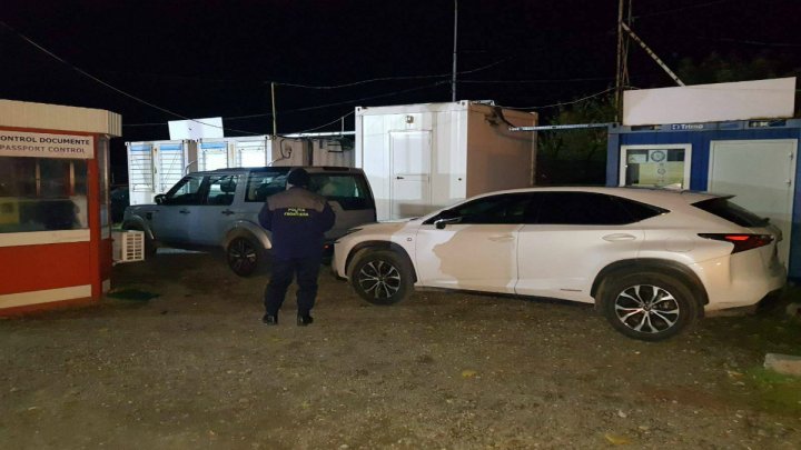 O maşină Land Rover de peste 160 mii de lei cu numere de înmatriculare false, descoperită la vamă (FOTO)
