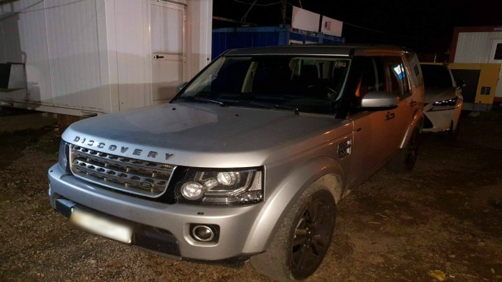 O maşină Land Rover de peste 160 mii de lei cu numere de înmatriculare false, descoperită la vamă (FOTO)