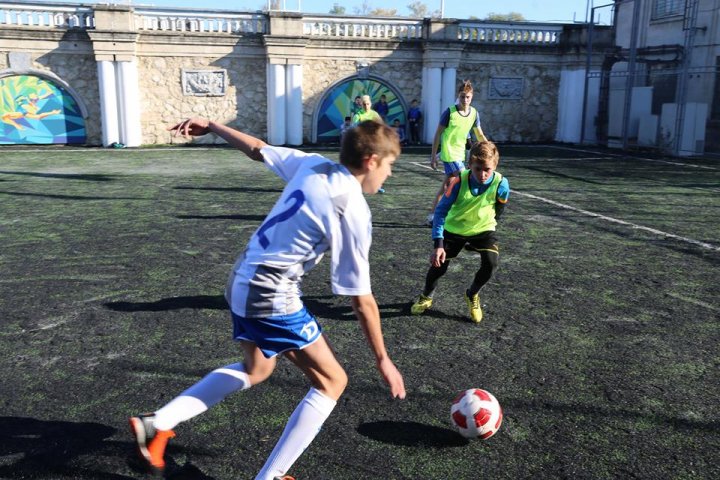 Clubul Dinamo a inaugurat două stadioane de mini-fotbal, renovate de MAI. Cum arată ele (FOTO)