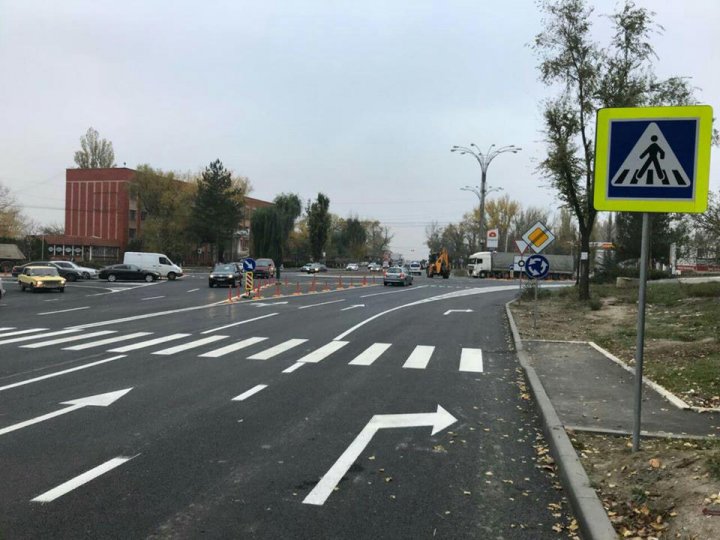 În sfârșit fără ambuteiaje pe strada Uzinelor. Sensul giratoriu de la intersecția cu strada Lunca Bâcului a fost finalizat