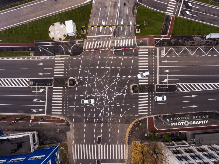 Cea mai ridicolă intersecție din România. Te-ai descurca pe strada asta (FOTO)