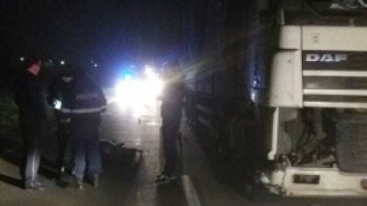 Un bărbat a fost LOVIT MORTAL de un TIR la intrarea în satul Pelivan (FOTO)