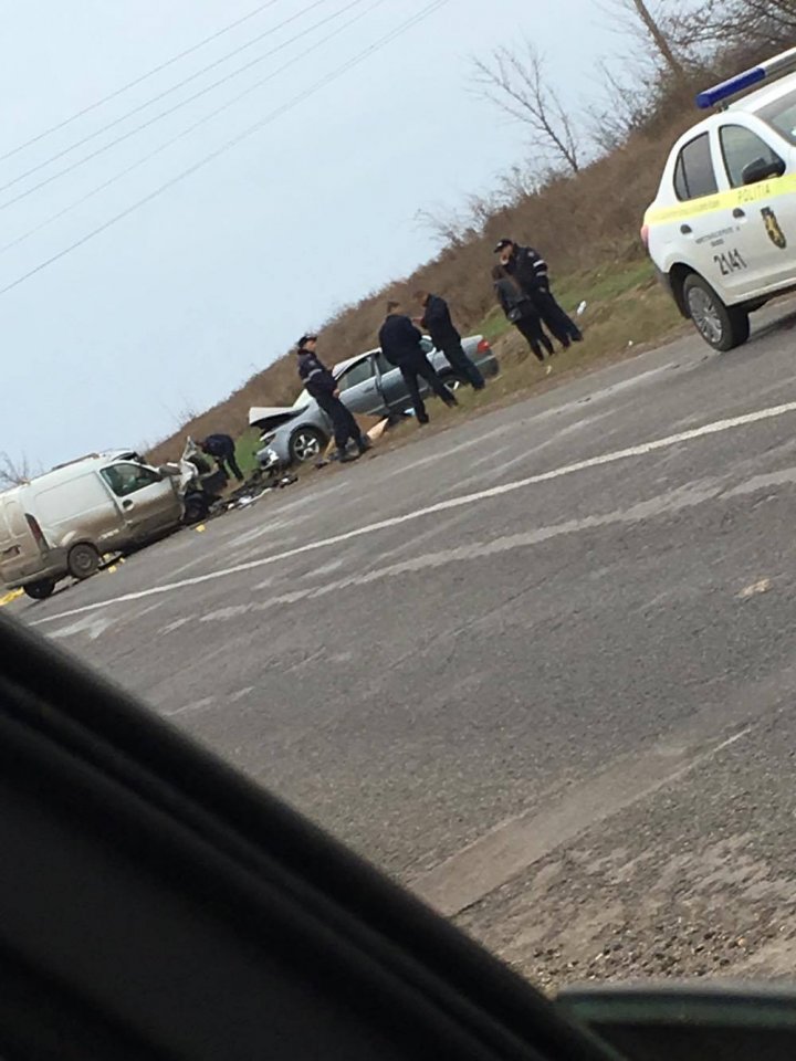 ACCIDENT TERIBIL la Sângerei! Un bărbat a decedat, iar alte trei persoane au ajuns în stare gravă la spital (FOTO)