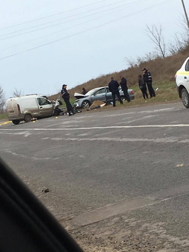 ACCIDENT TERIBIL la Sângerei! Un bărbat a decedat, iar alte trei persoane au ajuns în stare gravă la spital (FOTO)