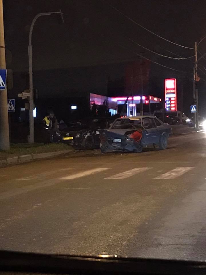 ACCIDENT GRAV ÎN CAPITALĂ! Două maşini FĂCUTE ZOB la intersecţia străzilor Nicolae Milescu Spătaru şi Vadul lui Vodă (FOTO)