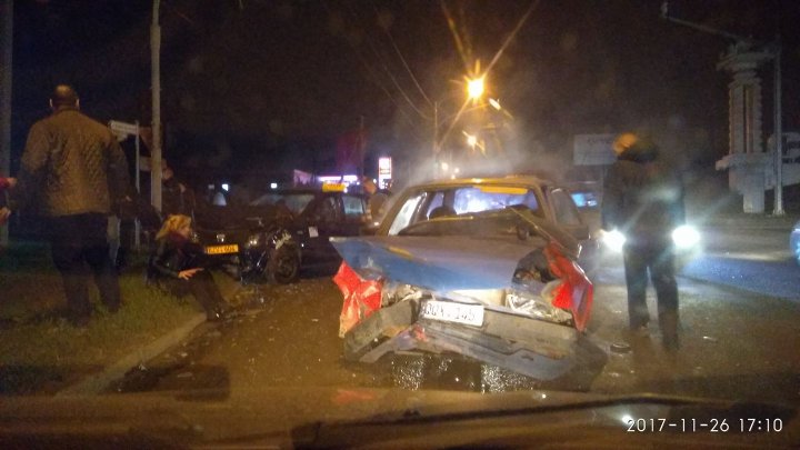 ACCIDENT GRAV ÎN CAPITALĂ! Două maşini FĂCUTE ZOB la intersecţia străzilor Nicolae Milescu Spătaru şi Vadul lui Vodă (FOTO)