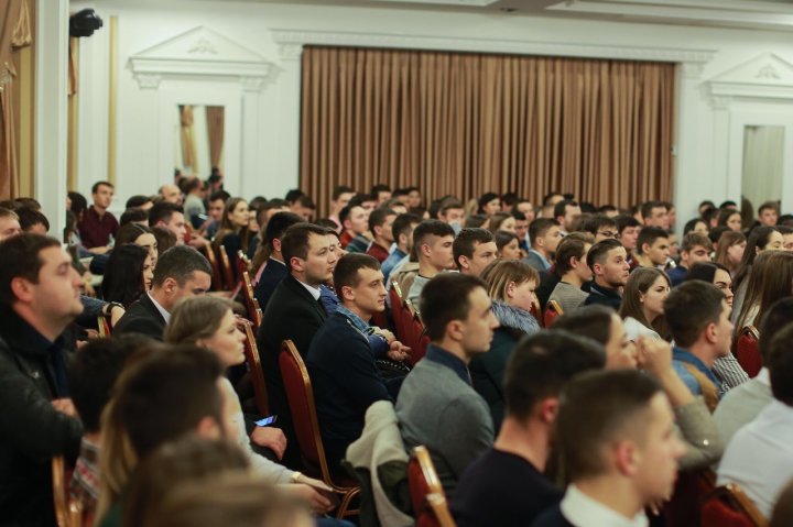 Vlad Plahotniuc, alături de tineri. Organizaţia de tineret a PDM are 300 de membri noi