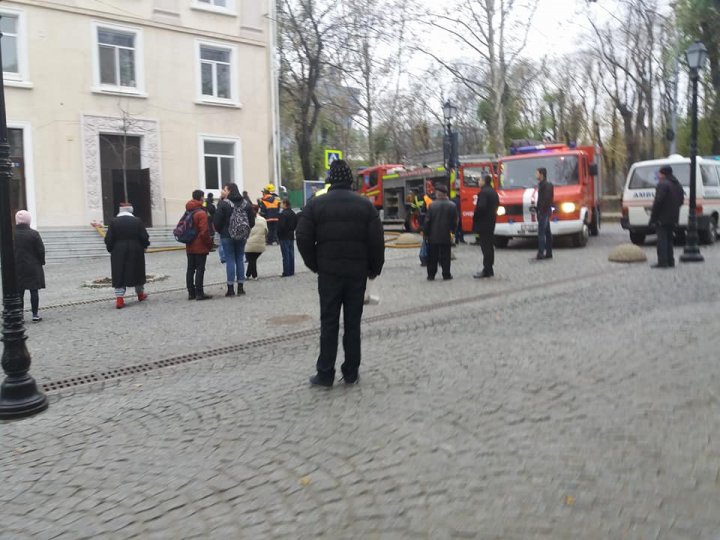 Incendiu în centrul Capitalei: O clădire a luat foc. Două autospeciale și o ambulanță au intervenit (FOTO)