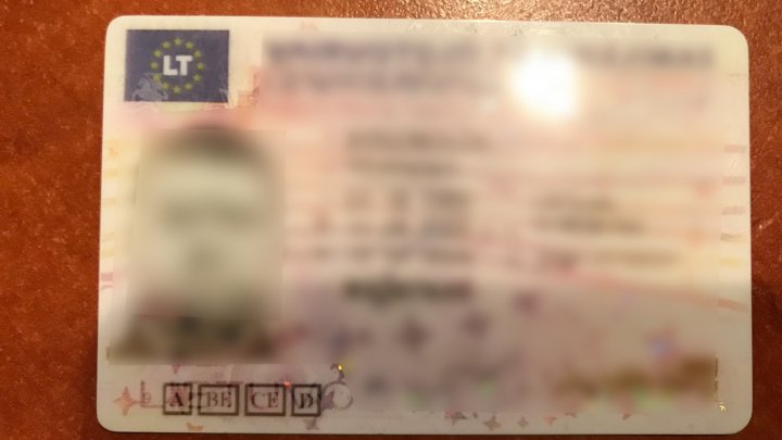 Cinci bărbaţi au vrut să treacă vama, dar au fost prinşi cu documente false