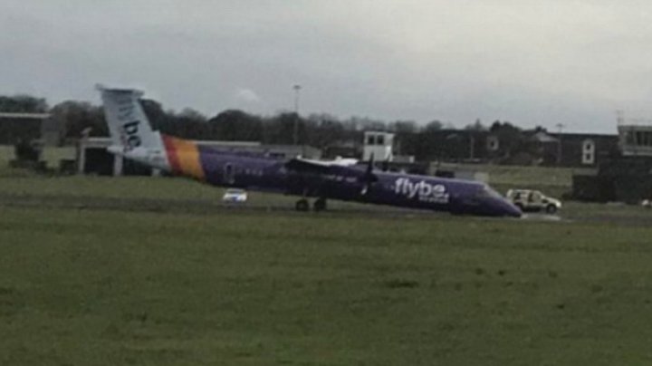 Accident aviatic pe un aeroport din Marea Britanie. Cum a aterizat avionul (FOTO)