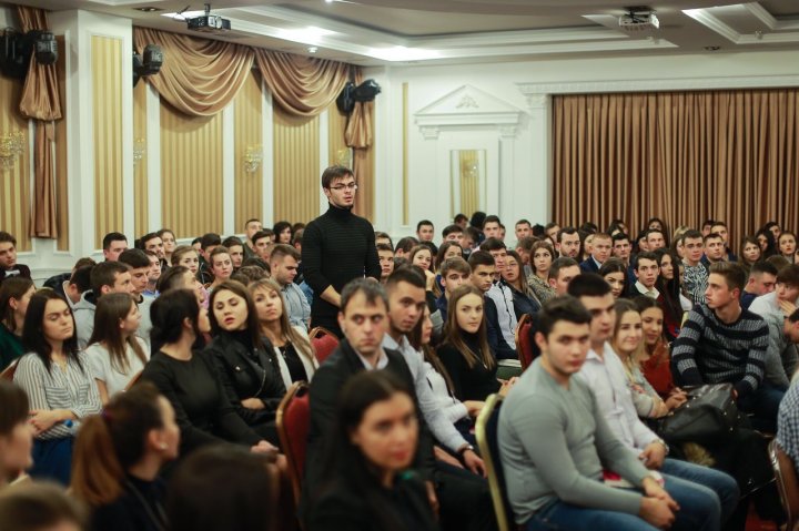 Vlad Plahotniuc, alături de tineri. Organizaţia de tineret a PDM are 300 de membri noi