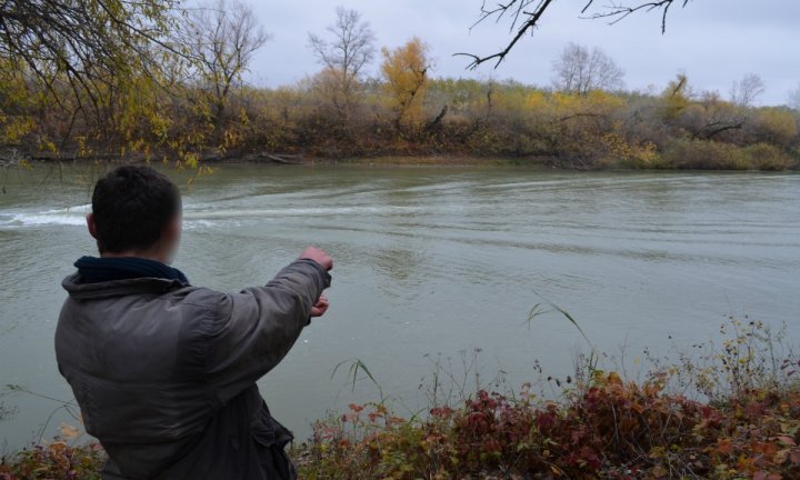 Contrabandă pe râul Prut. Un moldovean a încercat să introducă ilegal în România mii de ţigarete