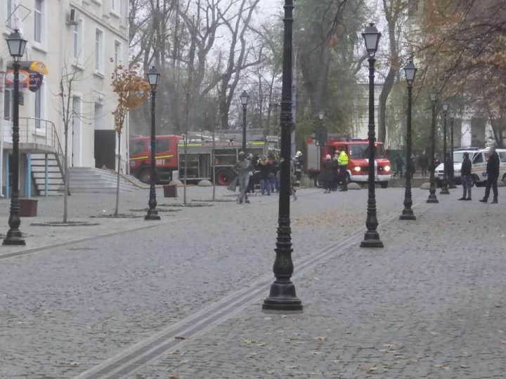 Incendiu în centrul Capitalei: O clădire a luat foc. Două autospeciale și o ambulanță au intervenit (FOTO)