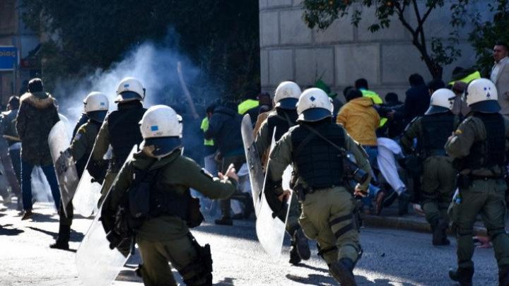 Fanii unui club de fotbal din Grecia au întrerupt violent o sărbătoare a pakistanezilor (VIDEO)