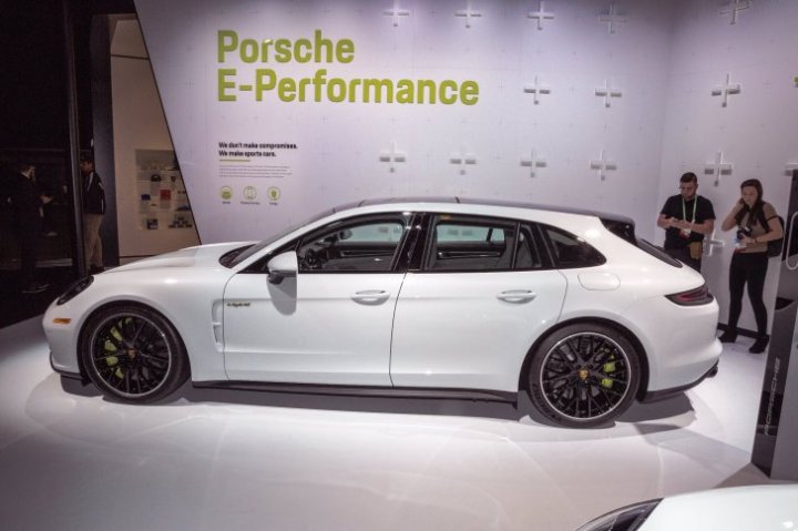 IMAGINI ÎN PREMIERĂ cu cel mai nou model Porsche expus la salonul din Los Angeles 