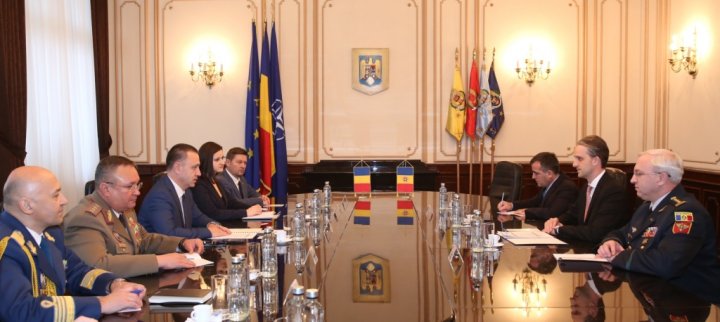 Colaborarea parteneriatului moldo-român, discutată de miniştrii Apărării ai Republicii Moldova şi României