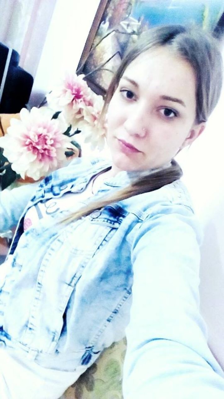 O blondă BĂTĂUŞĂ se dă în spectacol la Inspectoratul de Poliţie. Cum arată tipa (VIDEO/GALERIE FOTO)