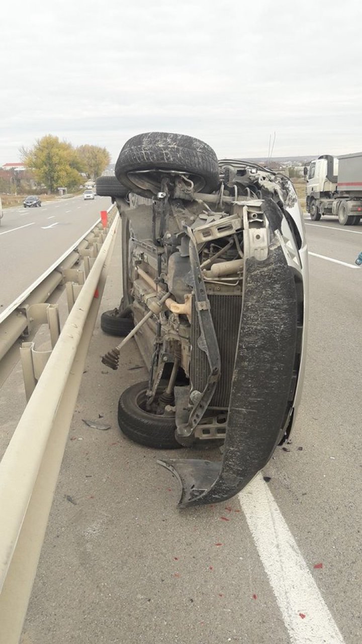 Accident cumplit în apropiere de Măgdăceşti. Un automobil s-a lovit violent cu un KAMAZ (FOTO)