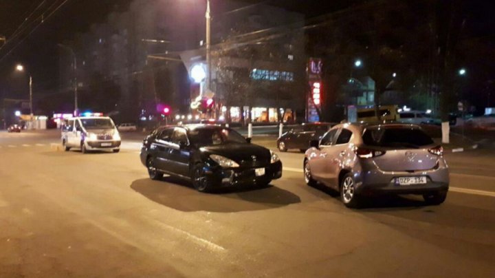 ACCIDENT în sectorul Buiucani al Capitalei. Două maşini s-au ciocnit. Poliţia, la faţa locului (FOTO)