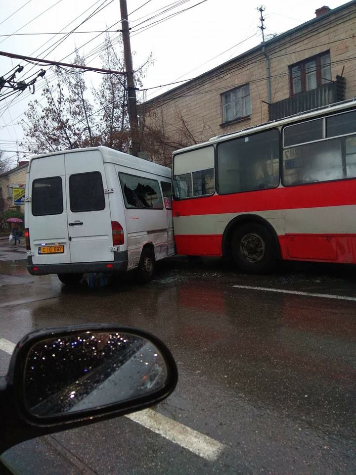 În goana după 3 lei, un maxi-taxi s-a "pupat" cu un troleibuz pe podul de la Telecentru (FOTO)