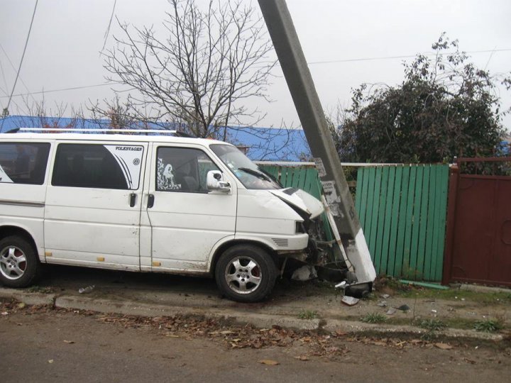 Un sat întreg a rămas fără lumină după ce un şofer beat a doborât un stâlp de înaltă tensiune (FOTO)