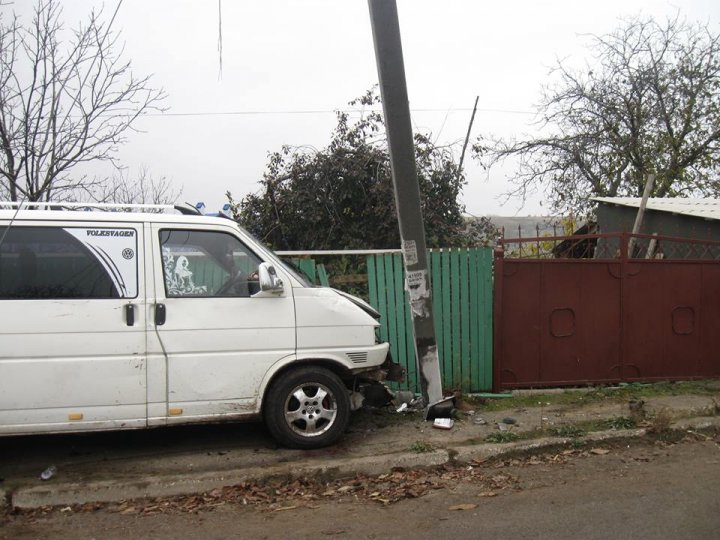 Un sat întreg a rămas fără lumină după ce un şofer beat a doborât un stâlp de înaltă tensiune (FOTO)