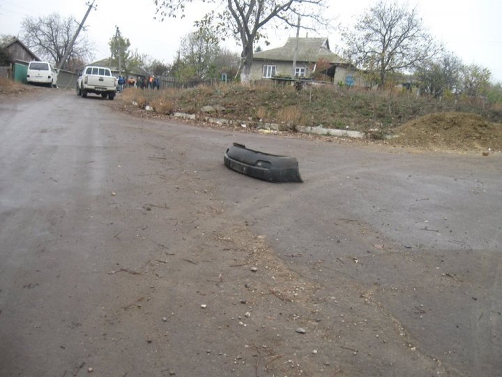 Un sat întreg a rămas fără lumină după ce un şofer beat a doborât un stâlp de înaltă tensiune (FOTO)