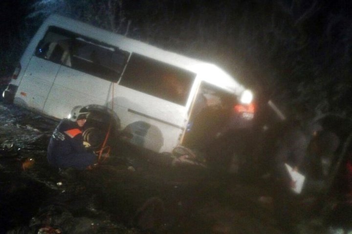 CARNAGIU pe o şosea din Rusia! Cine se face vinovat de moartea a 15 oameni (FOTO)