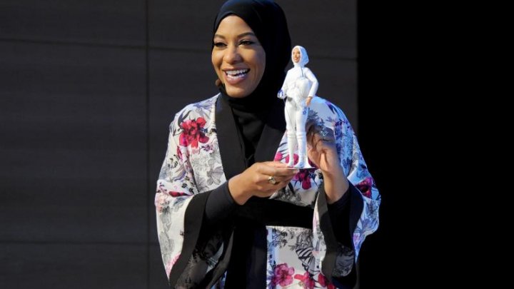 A fost lansată o nouă Barbie: prima păpuşă cu mușchi și cu hijab