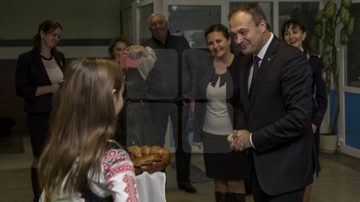 Andrian Candu, în calitate de profesor la un liceu din Capitală. Preşedintele Parlamentului le-a vorbit elevilor despre regulile de circulaţie (FOTO)