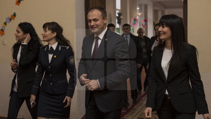 Andrian Candu, în calitate de profesor la un liceu din Capitală. Preşedintele Parlamentului le-a vorbit elevilor despre regulile de circulaţie (FOTO)