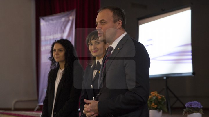 Andrian Candu, în calitate de profesor la un liceu din Capitală. Preşedintele Parlamentului le-a vorbit elevilor despre regulile de circulaţie (FOTO)