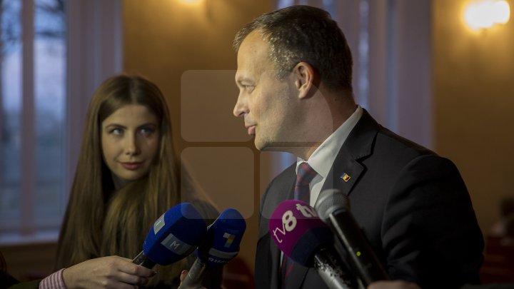 Andrian Candu, în calitate de profesor la un liceu din Capitală. Preşedintele Parlamentului le-a vorbit elevilor despre regulile de circulaţie (FOTO)