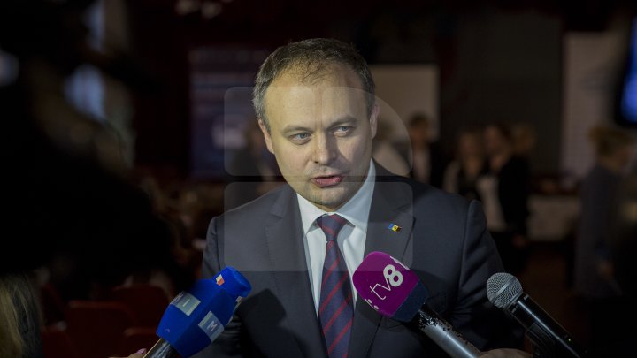 Andrian Candu, în calitate de profesor la un liceu din Capitală. Preşedintele Parlamentului le-a vorbit elevilor despre regulile de circulaţie (FOTO)