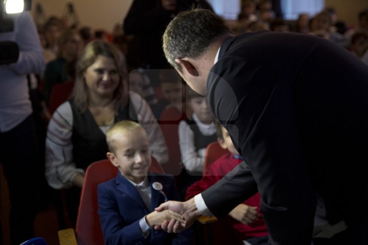 Andrian Candu, în calitate de profesor la un liceu din Capitală. Preşedintele Parlamentului le-a vorbit elevilor despre regulile de circulaţie (FOTO)