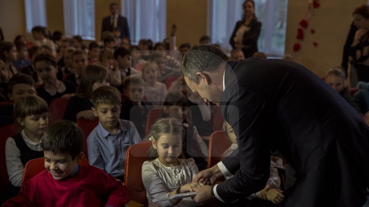 Andrian Candu, în calitate de profesor la un liceu din Capitală. Preşedintele Parlamentului le-a vorbit elevilor despre regulile de circulaţie (FOTO)