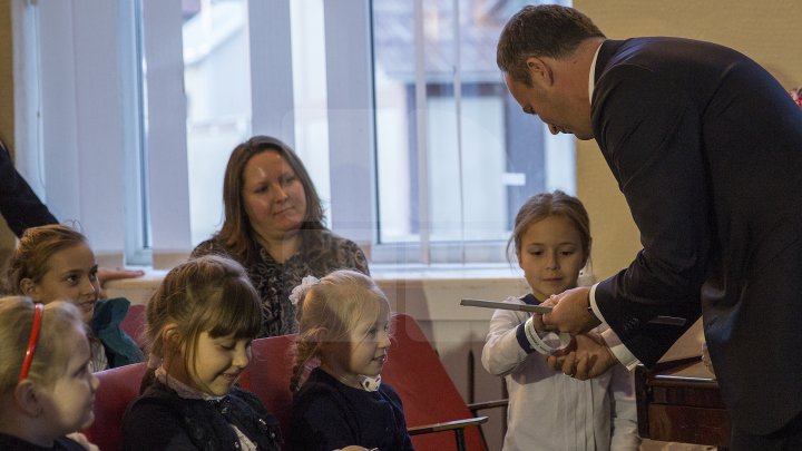 Andrian Candu, în calitate de profesor la un liceu din Capitală. Preşedintele Parlamentului le-a vorbit elevilor despre regulile de circulaţie (FOTO)